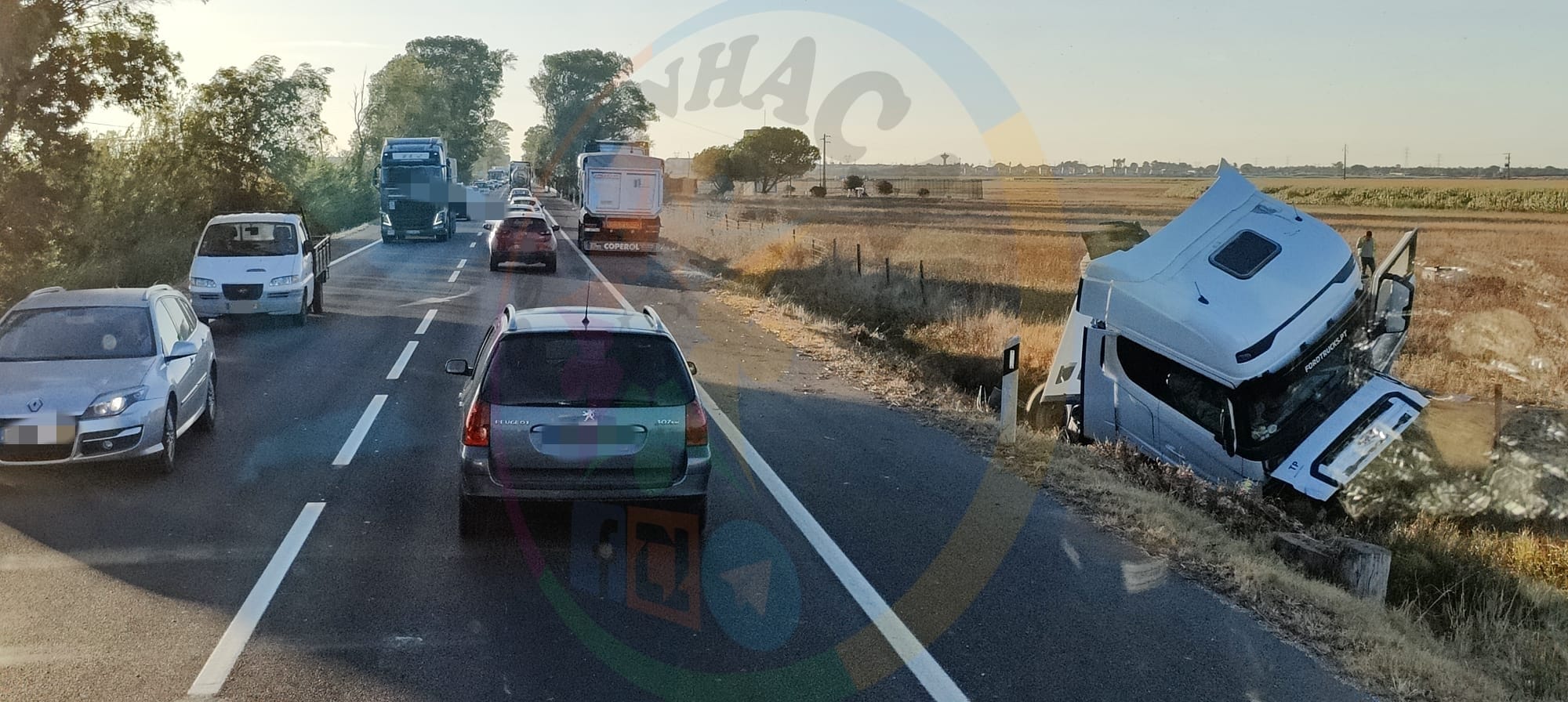 Despiste de camião condiciona passagem na Reta do Cabo Vídeo