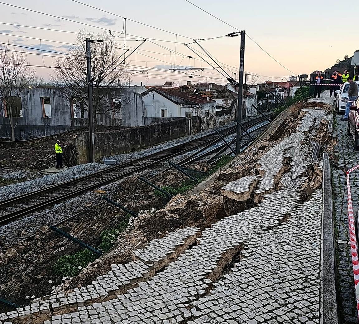 Derrocada Da Ribeira De Santar M Condiciona Tr Fego Ferrovi Rio Na